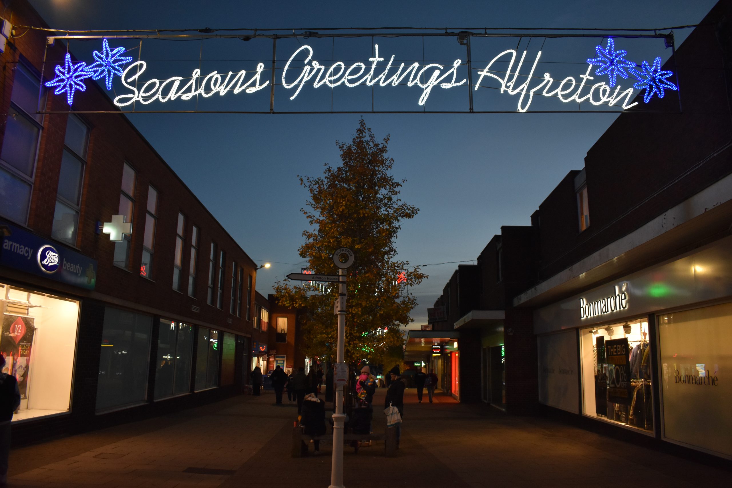 PICTURE GALLERY - Fabulous festive decorations and shop displays in Alfreton town centre